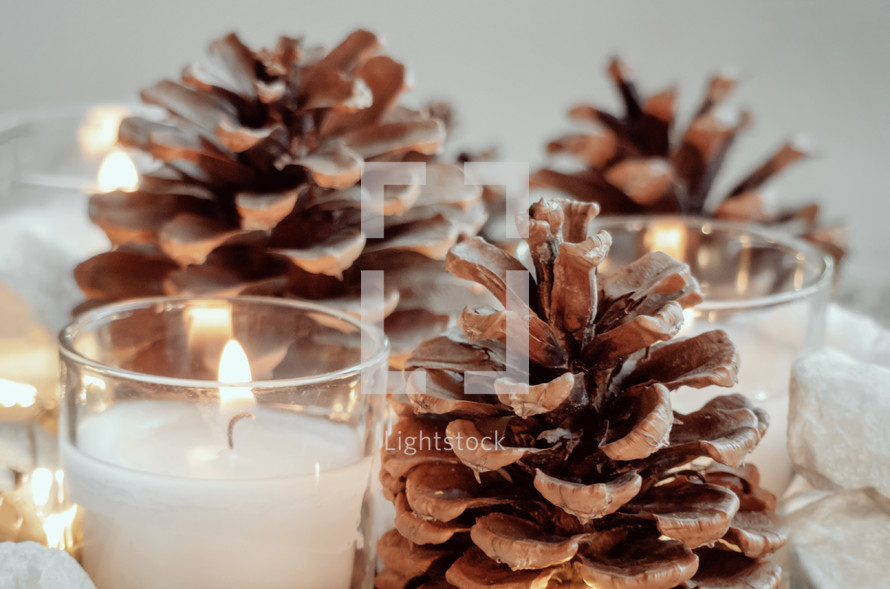 candles and pine cones table decoration