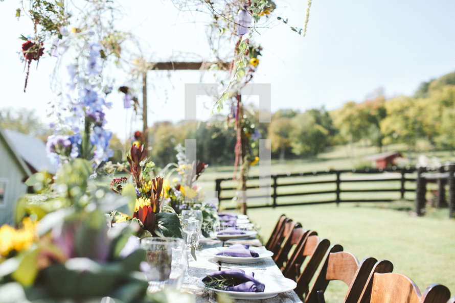 set table for an outdoor wedding 