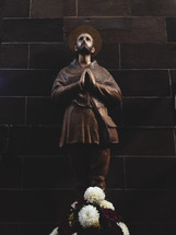 praying statue 