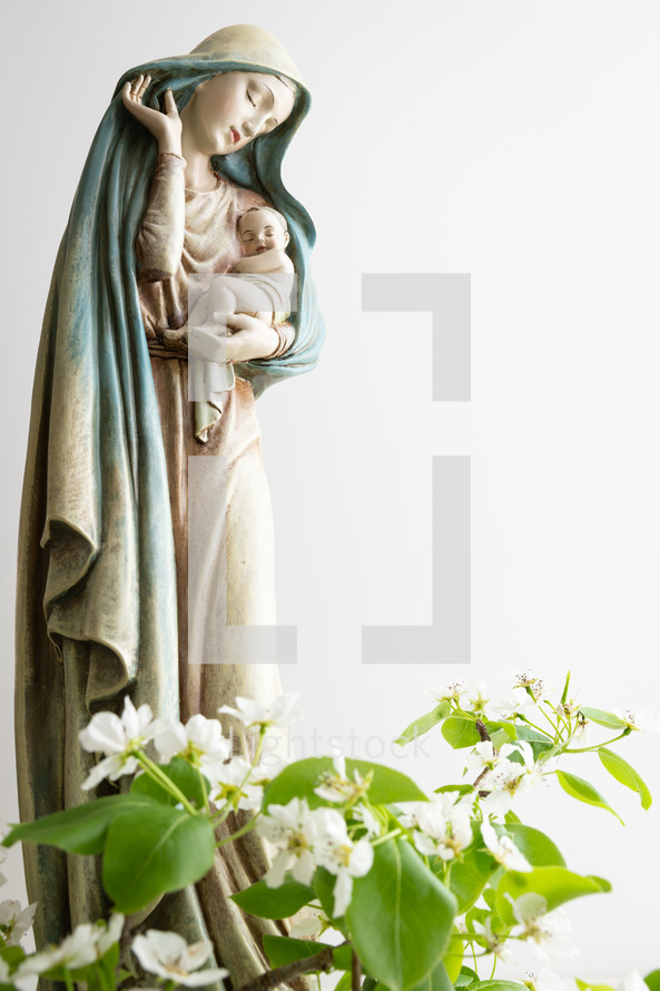 Statue of Mary holding baby Jesus