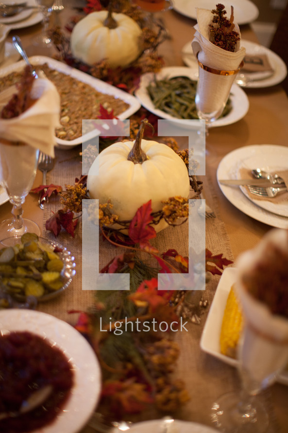 decorations on a Thanksgiving dinner table 