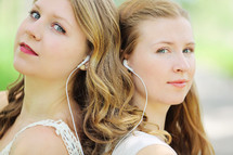 2 girls listening to music together