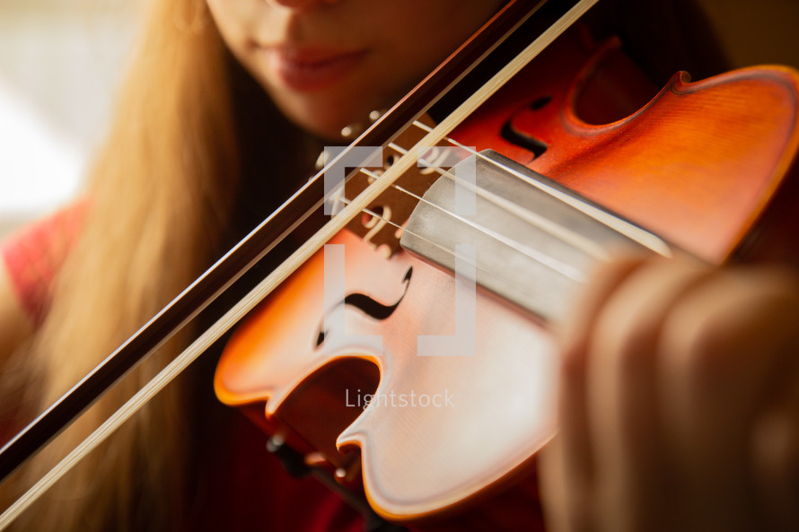 girl playing a violin 