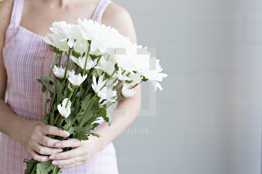 woman holding a bouquet of white flowers 