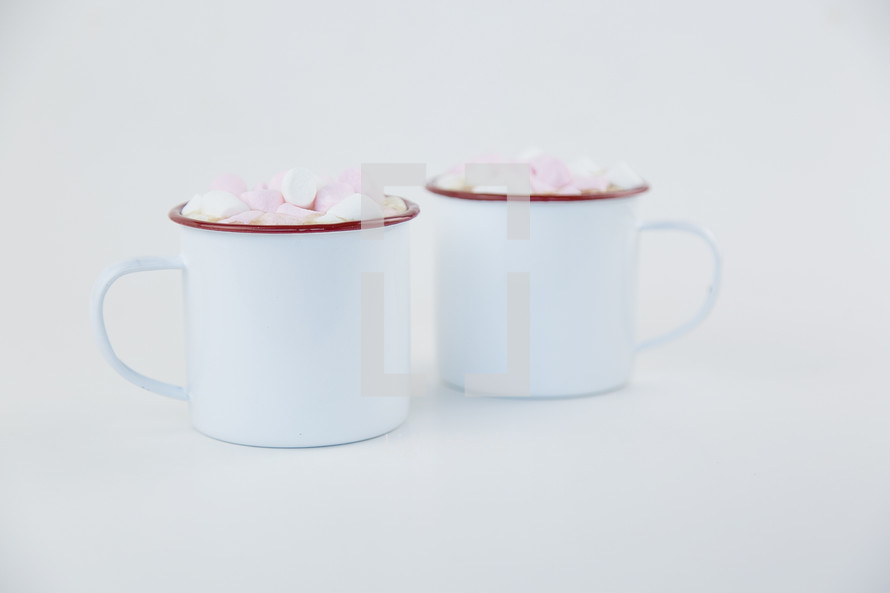 marshmallows in mugs 