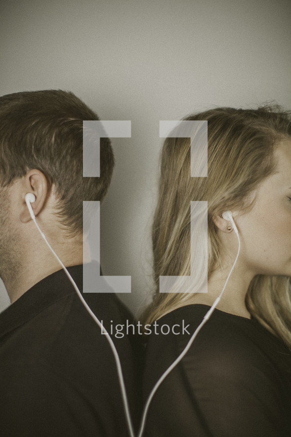 couple listening to earbuds