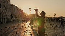 fotographer in venice at golden hour