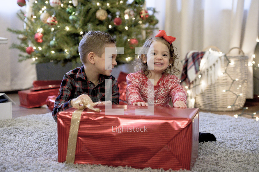 kids opening a Christmas gift 