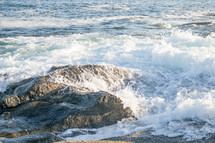 ocean waves crashing into rocks 
