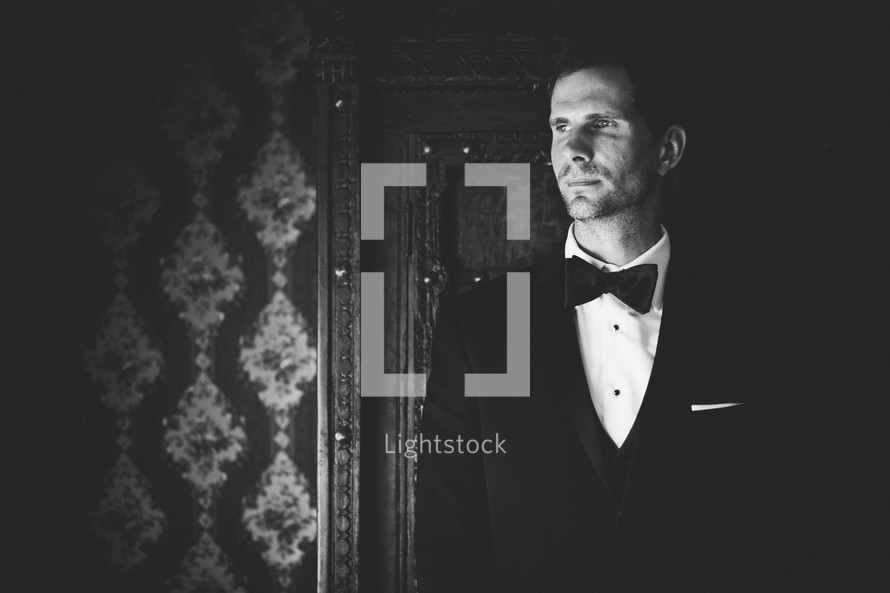 groom portrait in black and white 