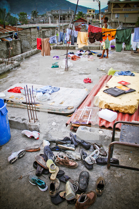 Flood victims drying their belongings on the roof.