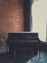 old piano in an empty room 