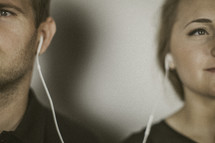 couple listening to earbuds 