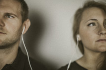couple listening to earbuds 