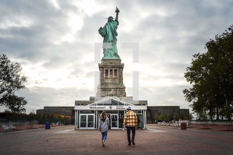 tourists at the statue of Liberty 