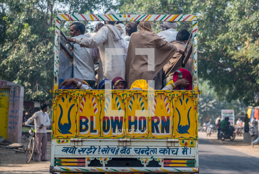 people on a crowded truck in Mandawa, India 