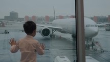 Watching planes makes his expectation easier