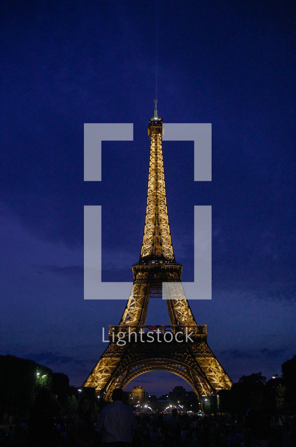 crowd under the Eiffel tower 