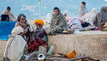 people wrapped in blankets in India 