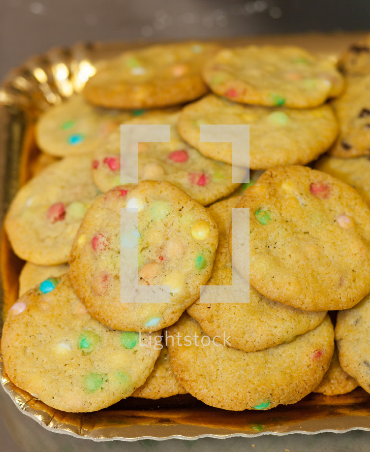 chocolate chips and colored candies cookies 