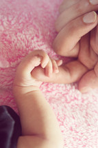 newborn hand holding fingers 