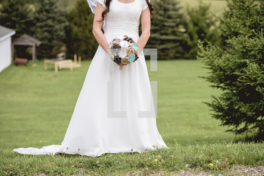bride holding a bouquet 