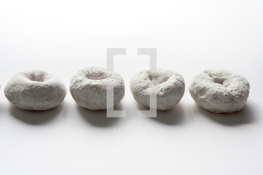 powdered donuts 