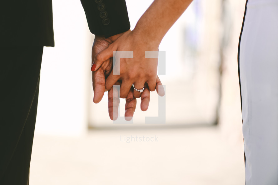 engagement photo - couple holding hands 