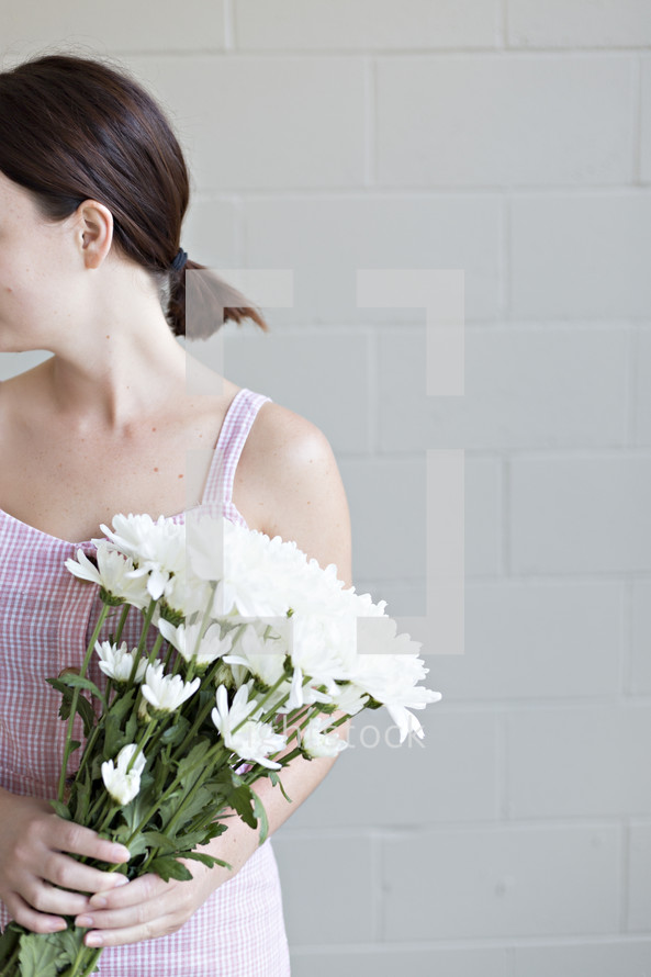 woman holding a bouquet of white flowers 