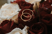 gold wedding bands in red and white roses 
