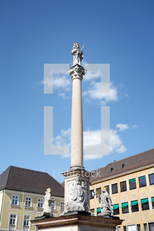 royal statue on a column 