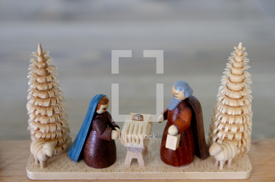 little wooden nativity set 