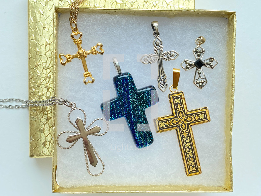 cross pendants to wear to witness faith in the Lord Jesus Christ