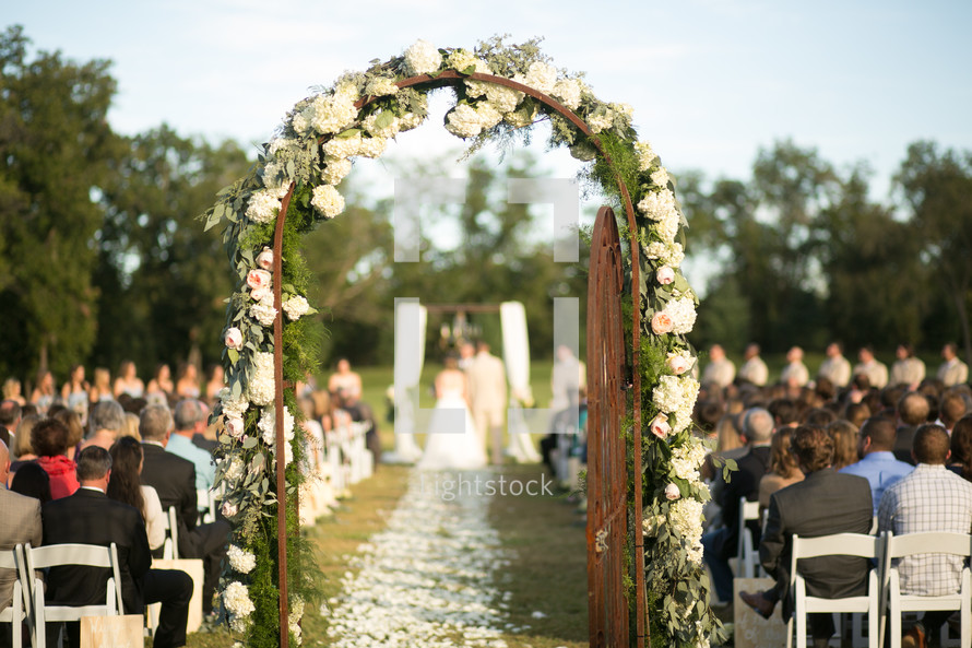 an arch an alise at a wedding ceremony 
