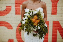 bride holding a bouquet 