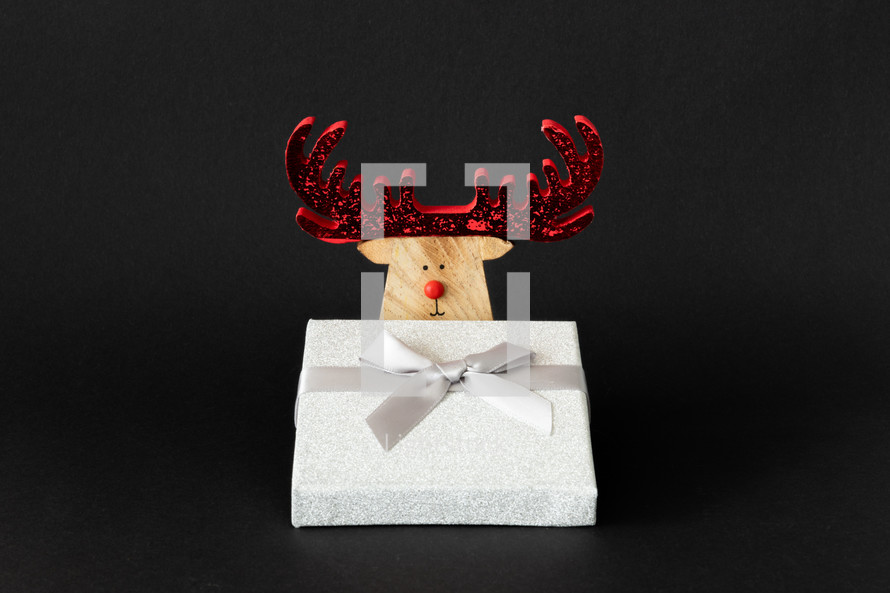 reindeer and gift 