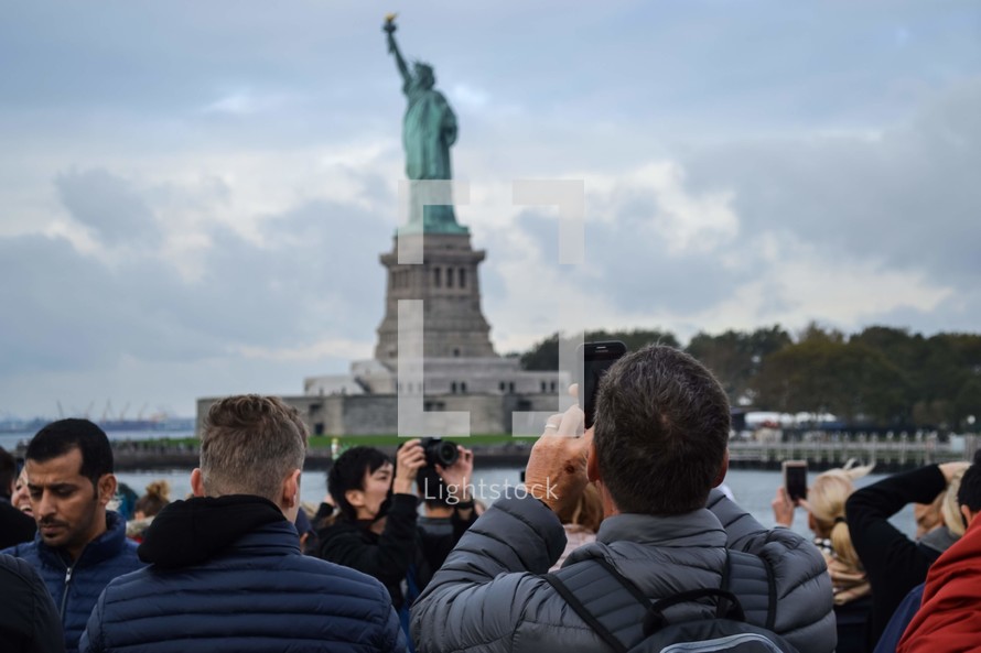 photographing the statue of liberty 