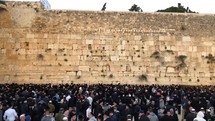 crowds at the Western wall 