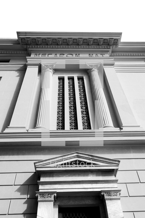 greek columns on the side of a building 