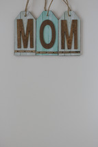 A blue sign with the word "mom."