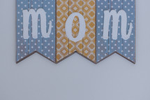 A blue and yellow sign reading "mom."