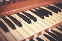 keys on an organ 