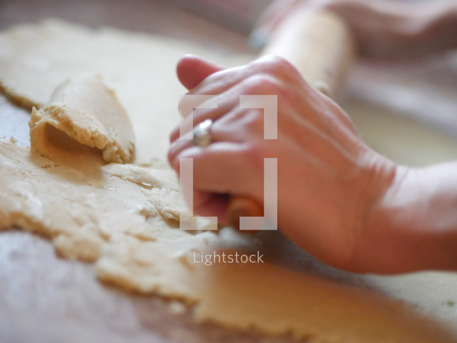 rolling pin and dough 