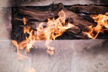 flames on gas logs 