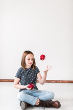 girl juggling apples 