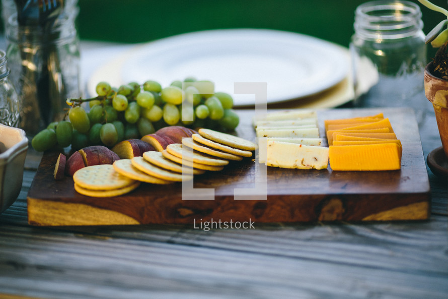 cheese and cracker plate 